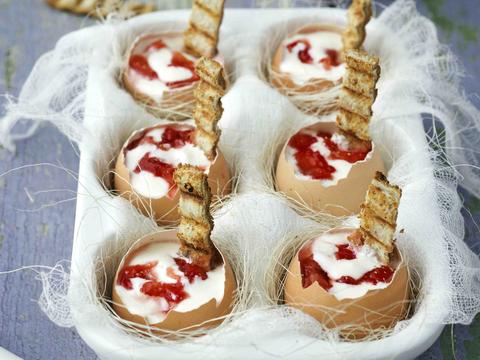 Crème fraîche met aardbeien en toast