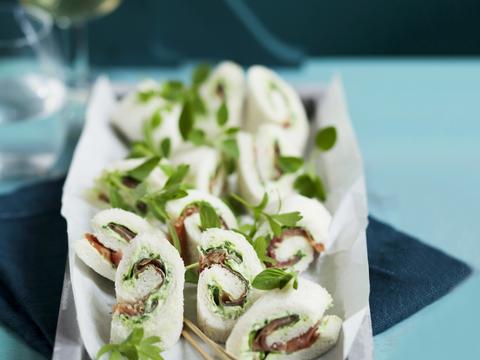 Broodrolletjes met parmaham en kruidencrème