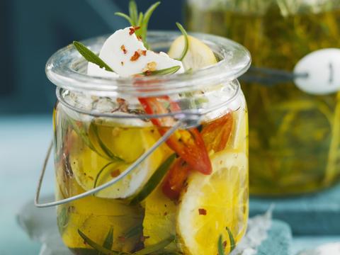 Ingemaakte feta in rozemarijnchiliolie