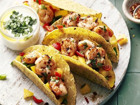 Gevulde taco's met scampi's, mangosalsa en yoghurt-koriandersaus