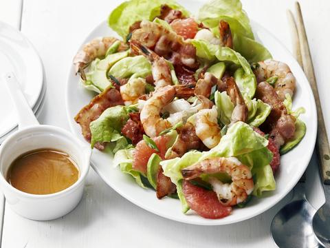 Salade van scampi's, pompelmoes en avocado met spek-citrusvinaigrette