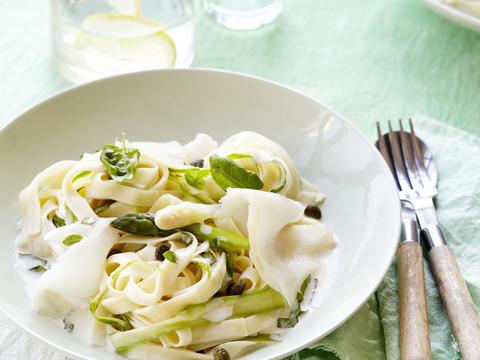 Citroenpasta met heilbot en asperges