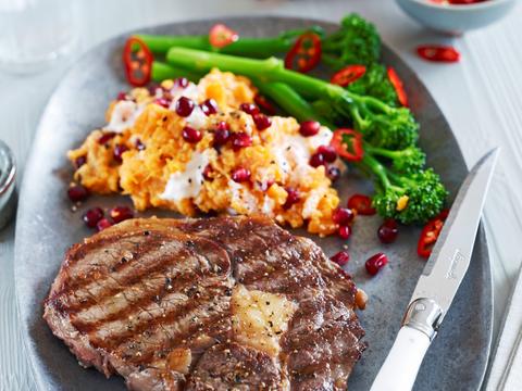 Steak met puree van zoete aardappelen en granaatappelpitjes