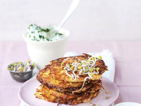 Aardappelrösti's met kruidendip en scheutjes