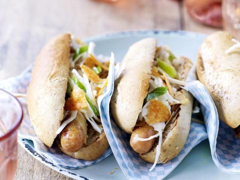 Gegrilde kippenworstjes met volkorenbroodje en koolsla