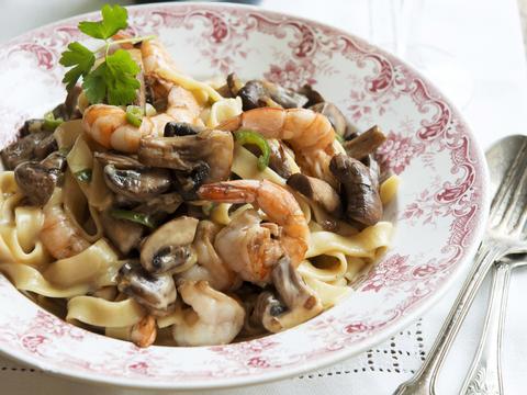 Pasta met romige scampi's en kastanjechampignons