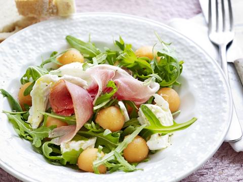 Salade met mozzarella, meloen en gerookte ham