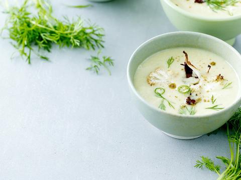 Bloemkool-kokossoep met krokantje van eendenborst