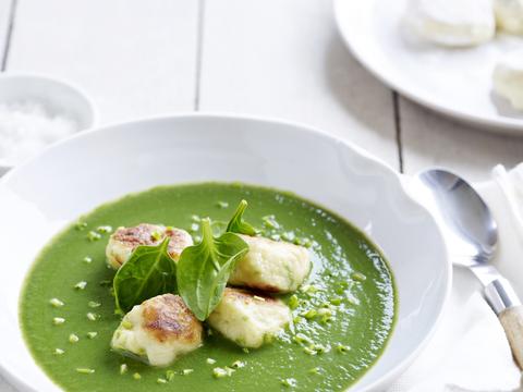 Spinaziesoep met ricottaballetjes