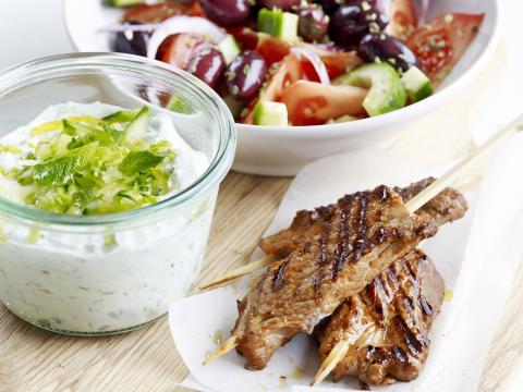 Varkensspiesjes met tzatziki en Griekse salade