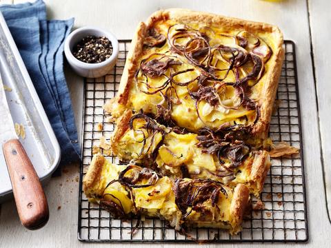 Aardappel-uienquiche met ansjovis
