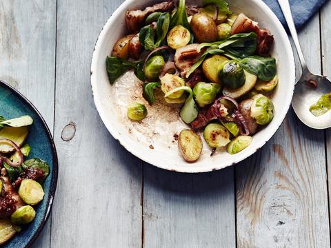 Salade met gebakken spruitjes en dadelchutney