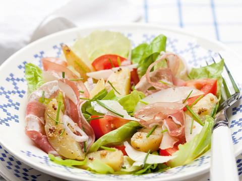 Snelle aardappelsalade met tomaten en pancetta