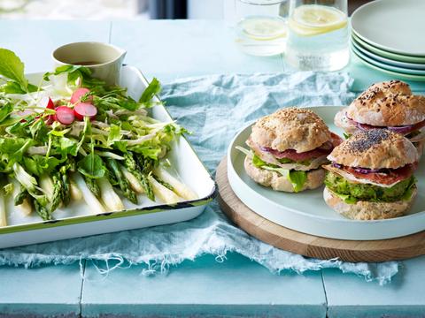 Aspergesalade met gepocheerde kip