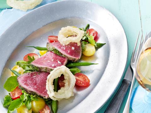 Tataki van rund met gefrituurde uiringen
