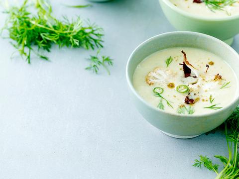 Bloemkool-kokossoep met krokantje van eendenborst