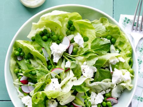 Erwtensalade met radijsjes en geitenkaas