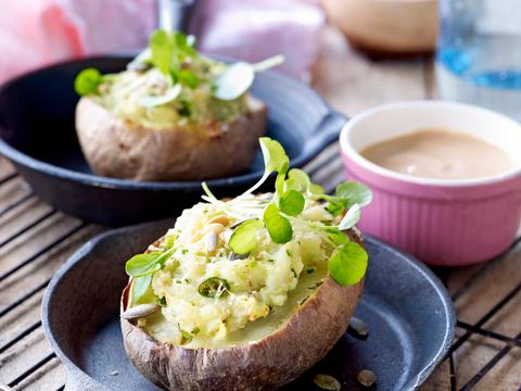 Gevulde aardappel met pittig yoghurtsausje