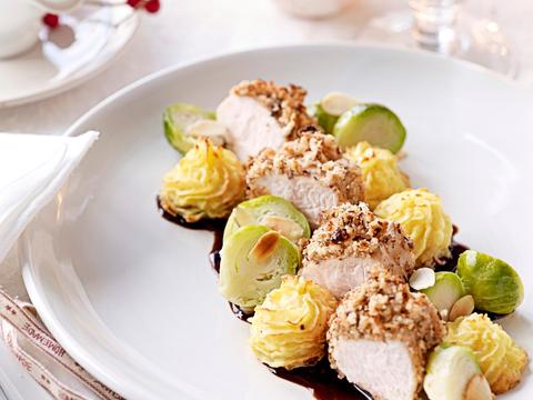 Kalkoenfilet met crumble, spruitjes en knolselderroosjes