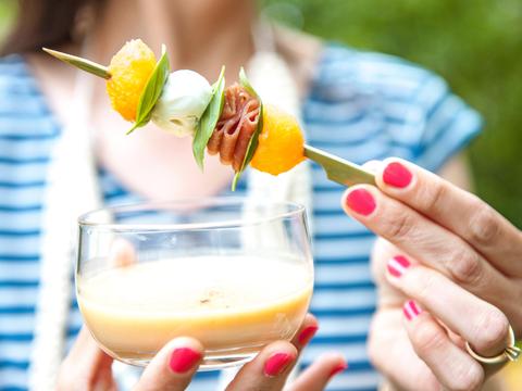 Gazpacho van meloen met ham-mozzarellaspiesjes