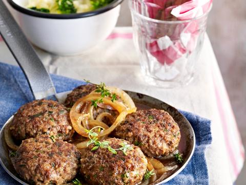 Hamburger met uiensaus en bloemkoolpuree