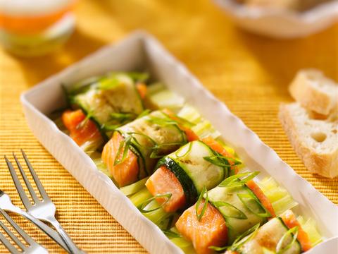 Courgetterolletjes met zalm