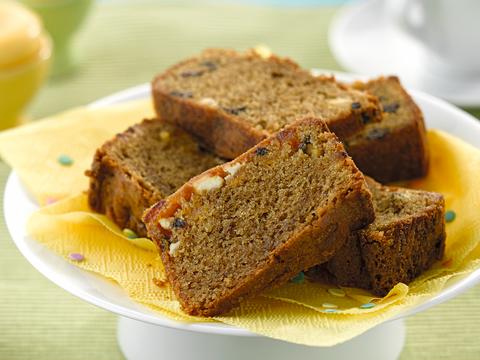 Donkere cake met witte chocolade en gedroogd fruit