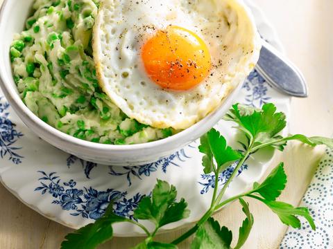 Doperwtenpuree met spiegelei