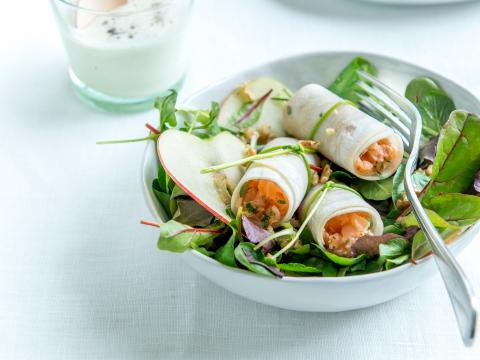 Rouleaux de saumon et salade cresson-noix