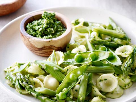 Pastasalade met rucolapesto en groene asperges