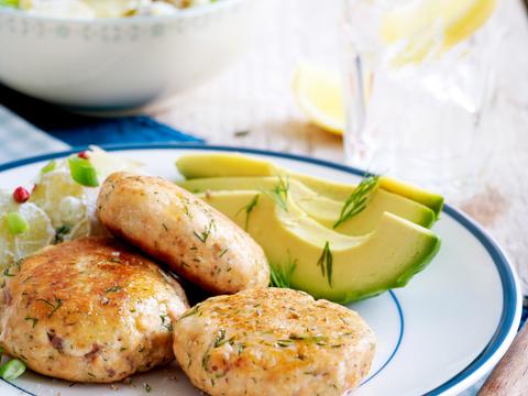Zalmburgers met avocado en aardappelsalade