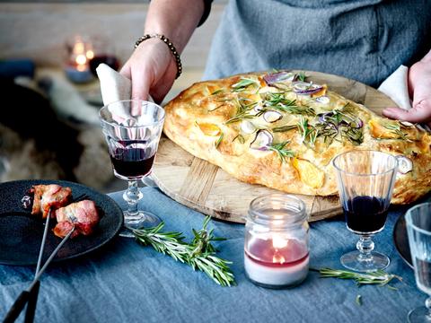 Focaccia met gebakken ui en zoete aardappel
