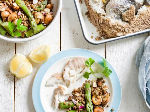Dorade in zoutkorst met asperge-linzensalade