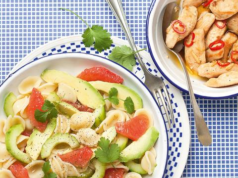 Pastasalade met komkommer, avocado en gemarineerde kip