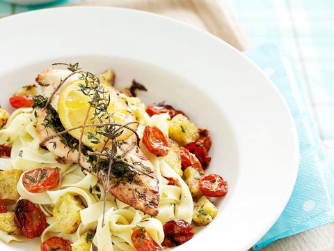 Tagliatelle met kip, honing, kerstomaat en croutons