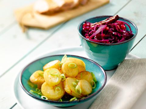 Gebakken aardappelen met kipfilet en rodekool