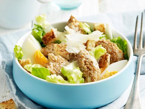 Caesar salade met kip en ansjovisvinaigrette