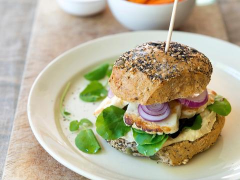 Haloumiburger met zoete aardappelfrietjes