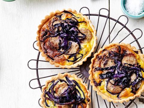 Miniquiches met rodekool en worst