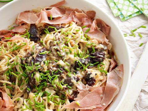 Volkorenpasta met pruimen, gorgonzola en walnoten