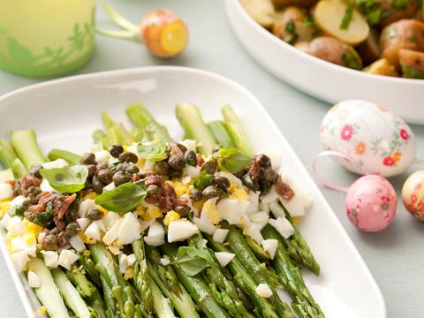 Groene asperges met ei en ansjovis