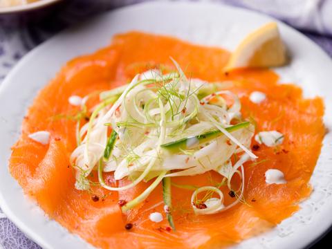Carpaccio van gerookte zalm met venkel