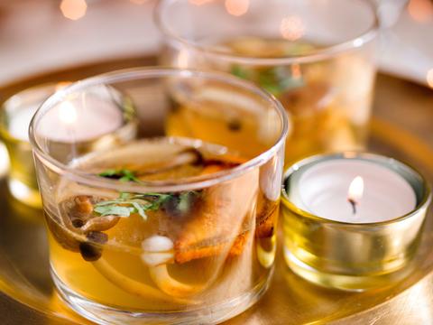Consommé aux champignons des bois et à la cannelle