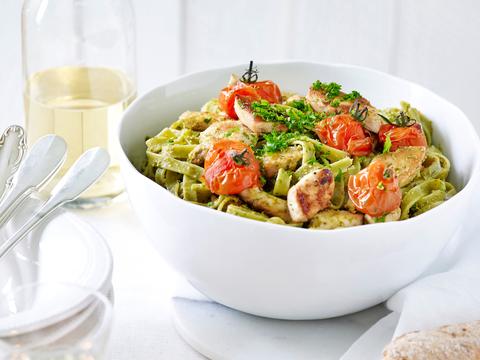 Groene tagliatelle met kalkoen, pesto en gekonfijte kerstomaatjes