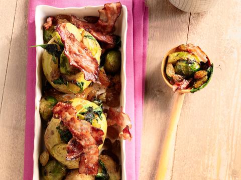 Gevulde aardappelen met spek en rozijnen
