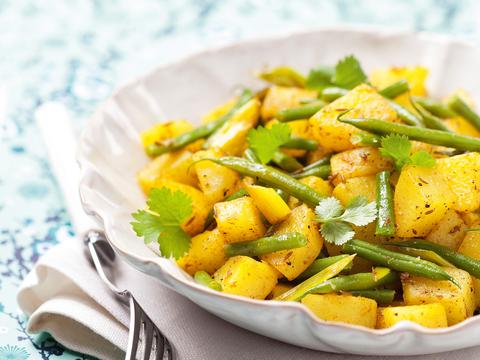 Indiase aardappel-boontjessalade met garam masala
