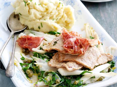 Kalfslapjes met witloof, rucola, kappertjes en citroen
