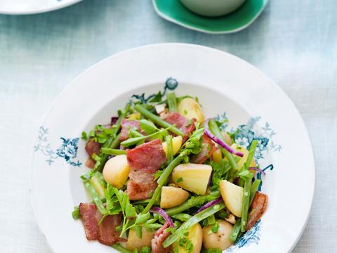 Aardappelsalade met boontjes en spek