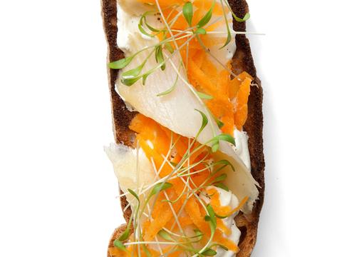 Bruschetta met gemarineerde worteltjes, mierikswortelroom en gerookte heilbot