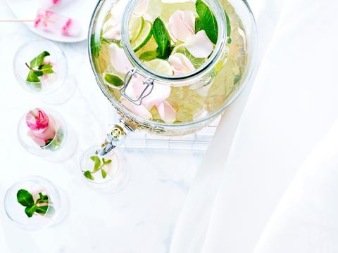 Munt-meloensangria met eetbare rozenblaadjes